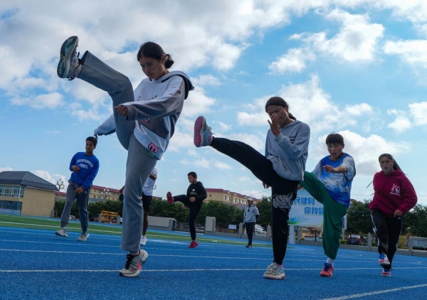 Disabled teenagers in China's Xinjiang run towards dreams