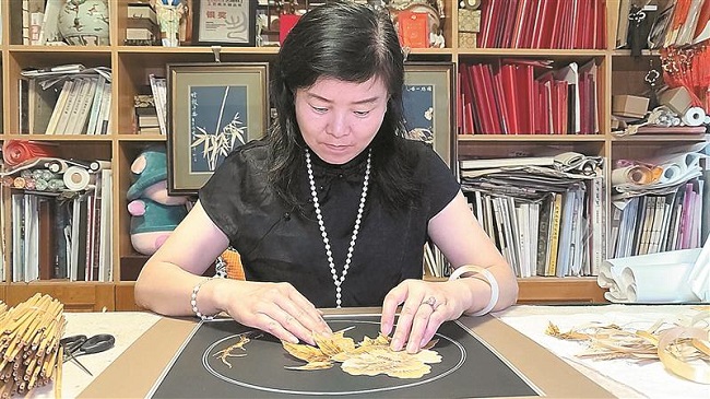 Craftswoman turns wheat straw into works of art