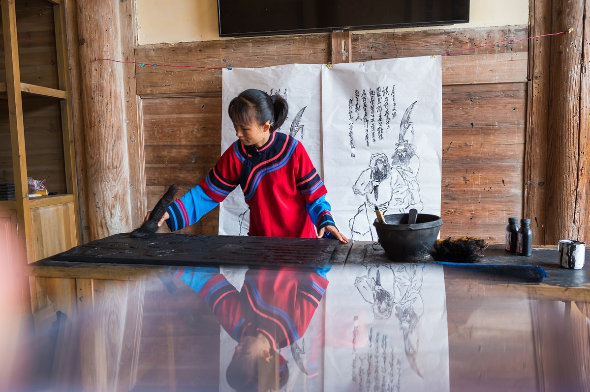 Fujian Sibao town keeps woodblock printing alive