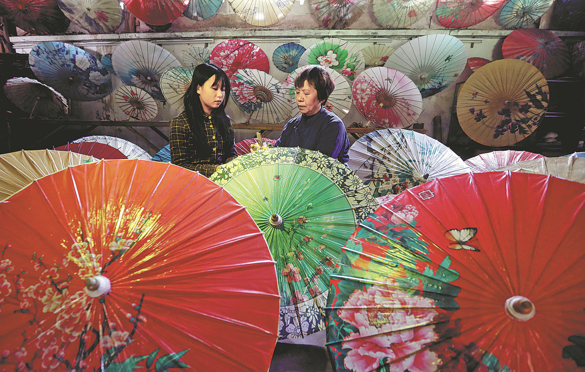 Artisan's passion on oil paper umbrella pays off in Datong ancient town, Guizhou