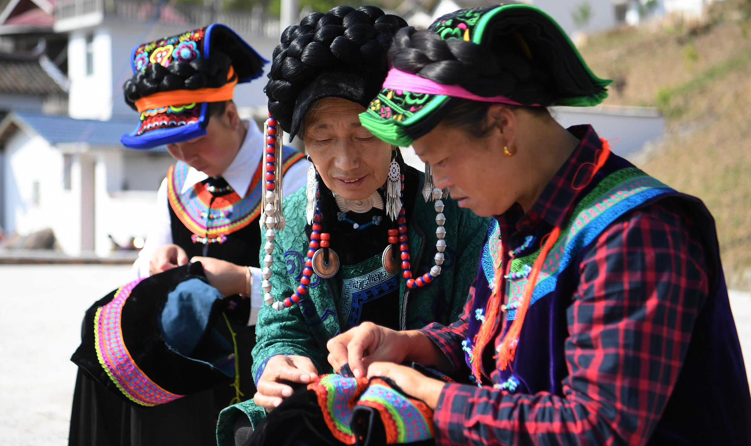 Puxiong town lifts villagers out of poverty with Yi ethnic handicrafts