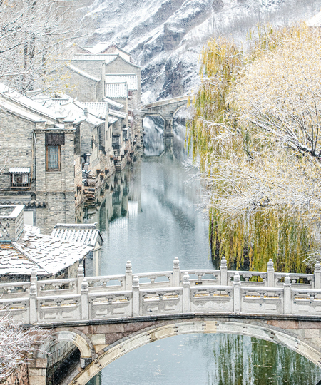 Snow descends on Gubei Water Town in Beijing