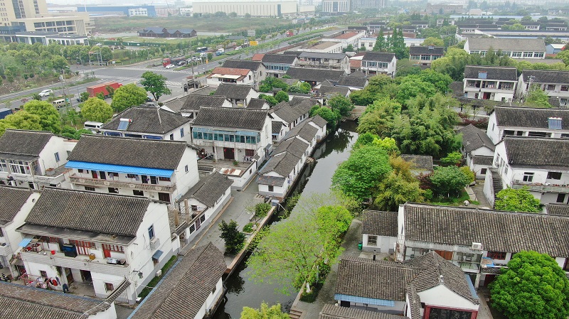 Expats enjoy day out in Qiandeng ancient town