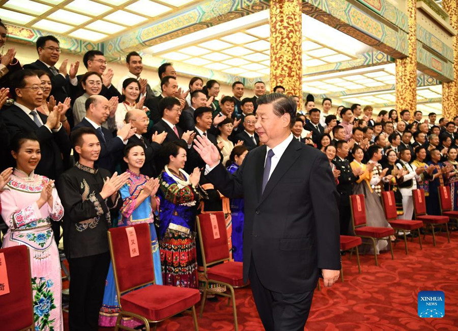 Chinese leaders watch gala featuring ethnic minority cultures.jpg