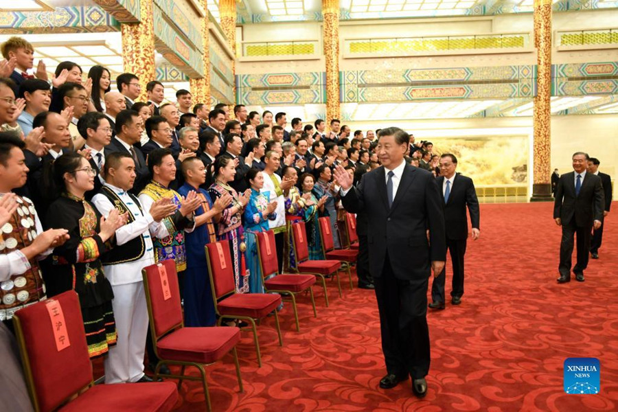 Chinese leaders watch gala featuring ethnic minority cultures.jpg