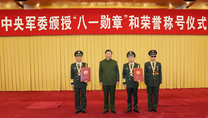 Xi presents August 1 Medal to outstanding military personnel