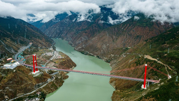 Mega infrastructure projects lead China's mountainous province to prosperity