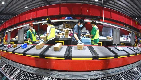 China's express delivery sector picks up, shows market potential