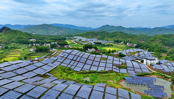 China sees leapfrog development of photovoltaic industry