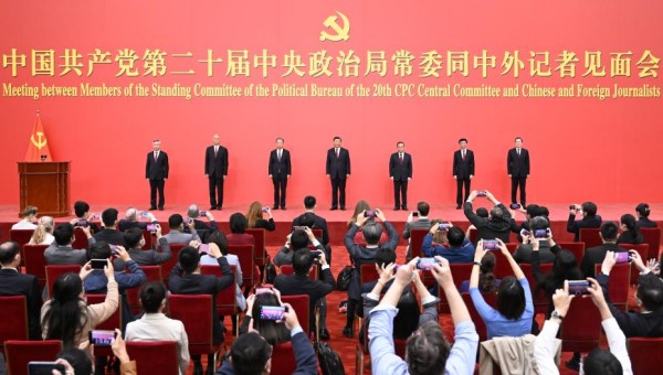 Xi Jinping leads CPC leadership in meeting the press