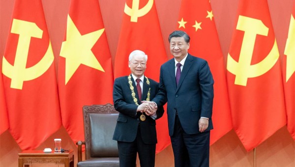 Xi awards friendship medal to Vietnam's communist party chief