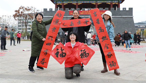 Red couplets to welcome coming Spring Festival in E China's Jiangxi