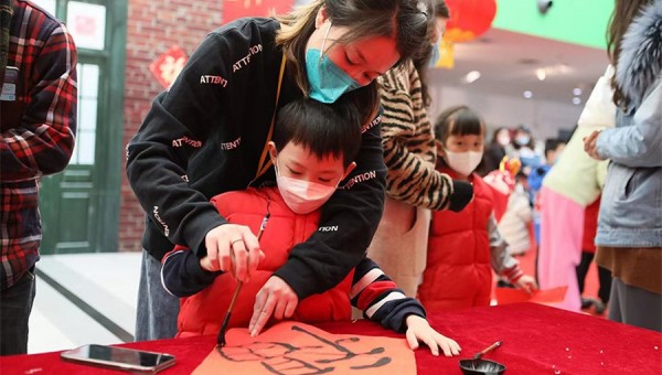 Children celebrate upcoming Spring Festival in Tianjin