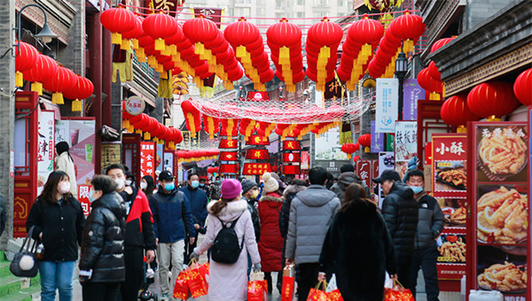 Commercial street in N China's Tianjin immersed in festive atmosphere