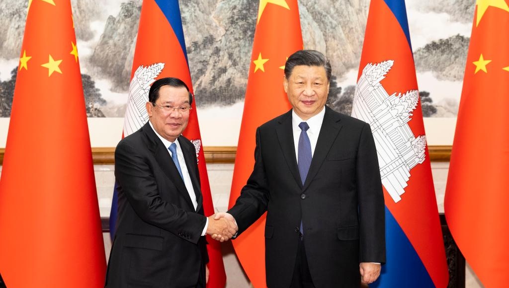 Xi meets Cambodian PM Hun Sen