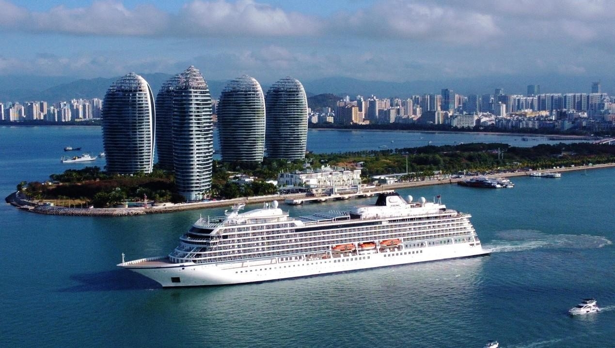 Hainan free trade port in prosperous development