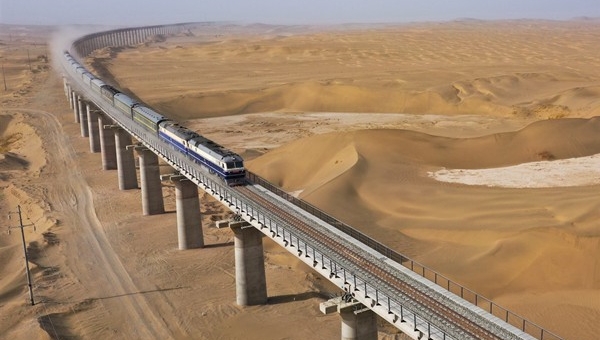 World's first desert rail loop injects vitality in southern Xinjiang's economic, social development