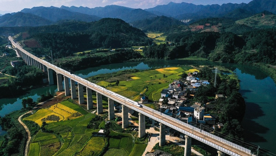 High-speed rail network extends to south China's Karst regions