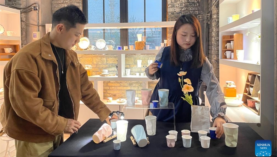 Innovation breathes new life into Jingdezhen ceramics