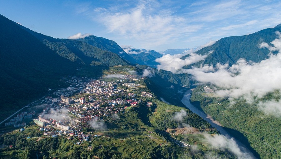 From inaccessibility to wonderland, China's isolated county sees a decade of transformation