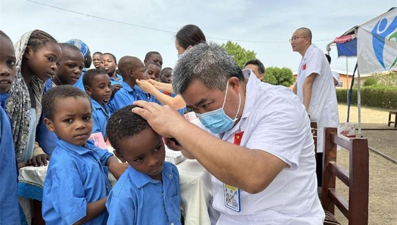 Chinese medical aid to Africa benefits local people