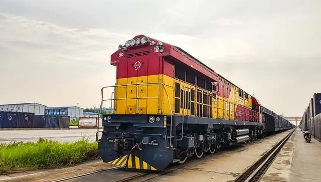 Freight trains boost trade across border