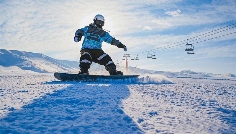 Xinjiang fosters new advantages of ice-snow industry