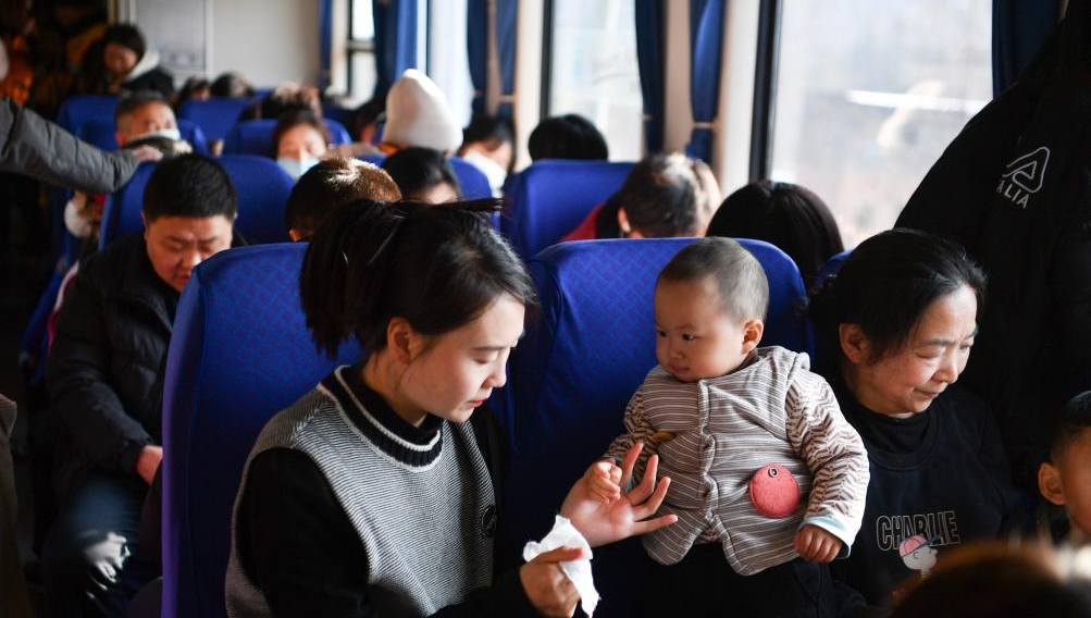 China's slow trains ensure smooth trips during Spring Festival travel rush