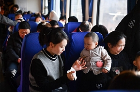 China's slow trains ensure smooth trips during Spring Festival travel rush