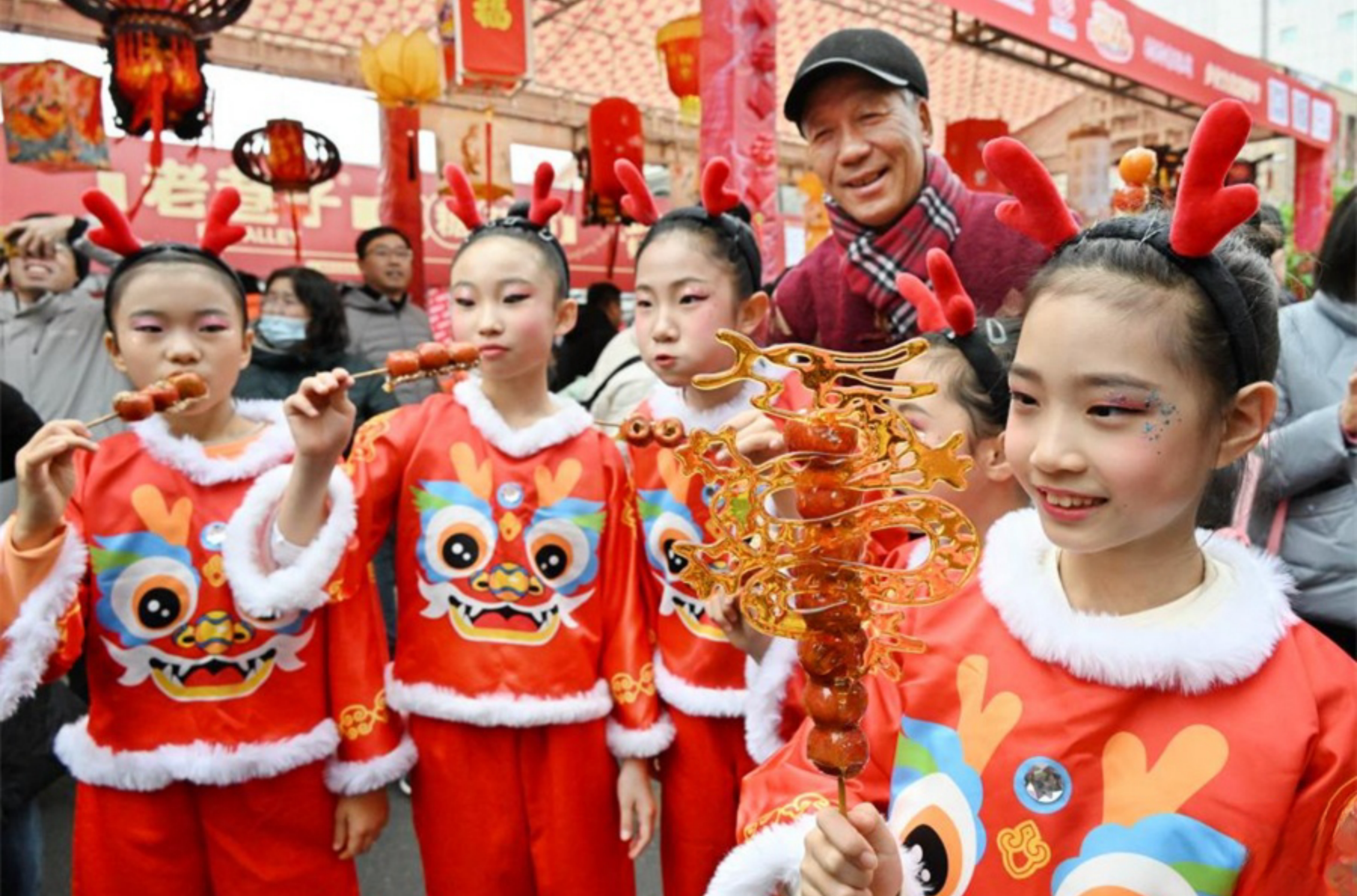 Fair attracts tourists during Lunar New Year celebrations in east China's Qingdao