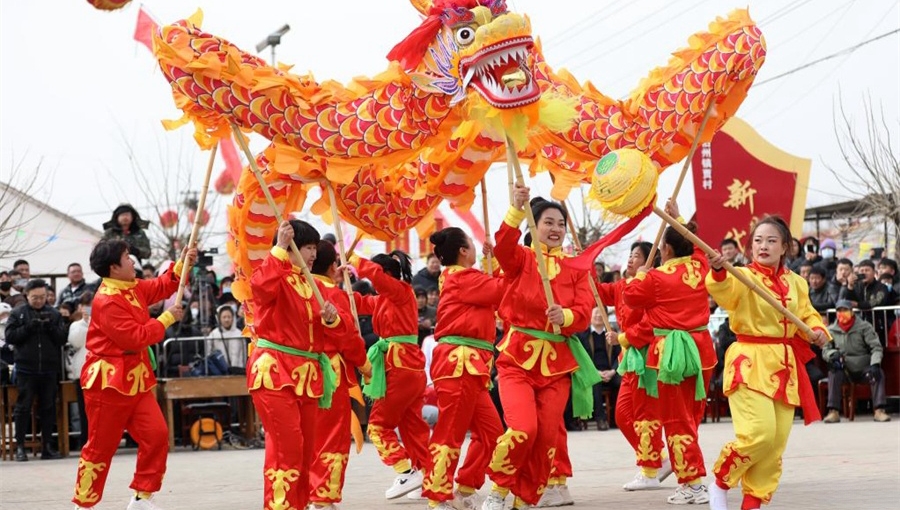 Lantern dragon dance performed to greet upcoming Lantern Festival across China