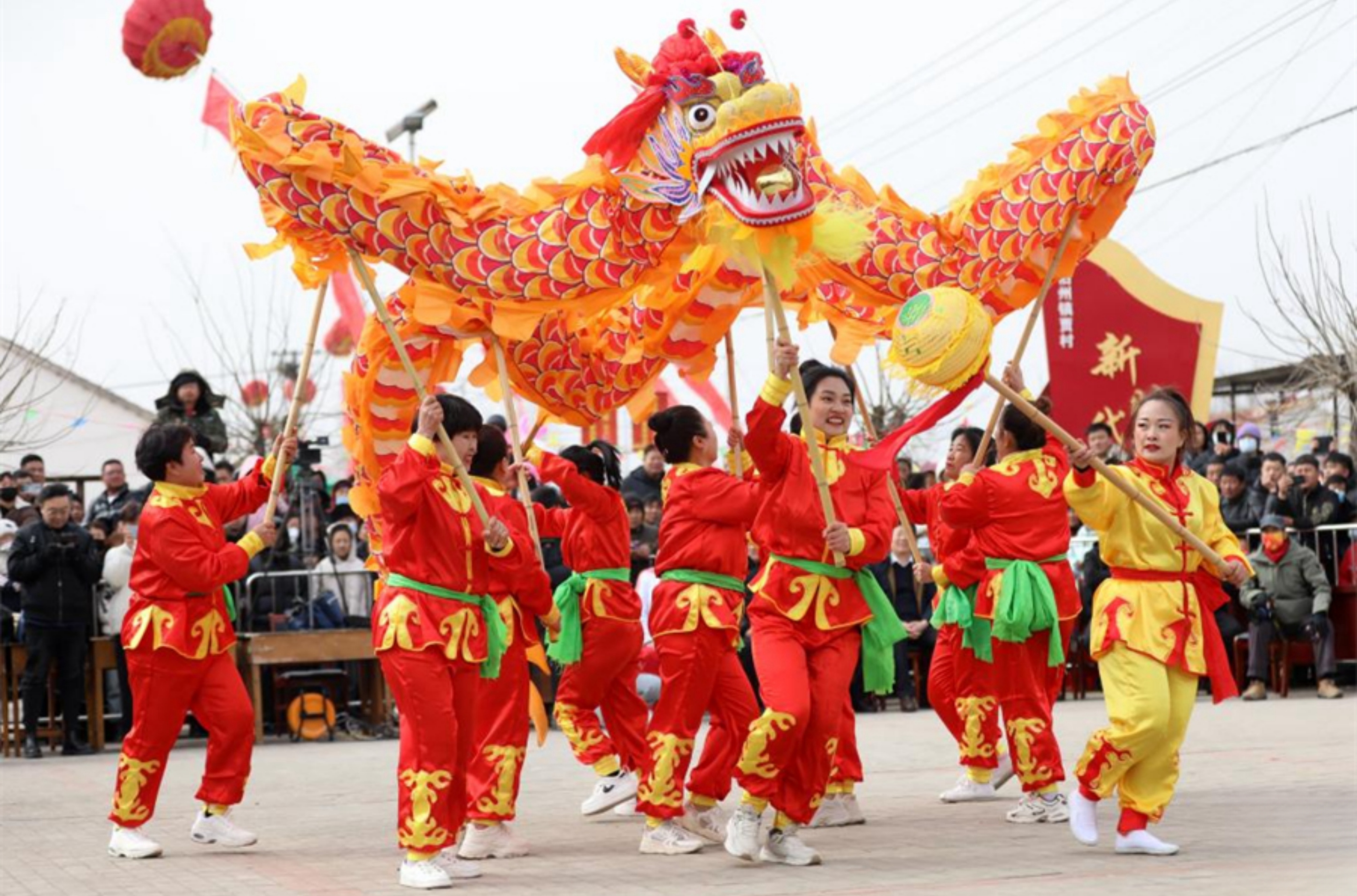 Lantern dragon dance performed to greet upcoming Lantern Festival across China