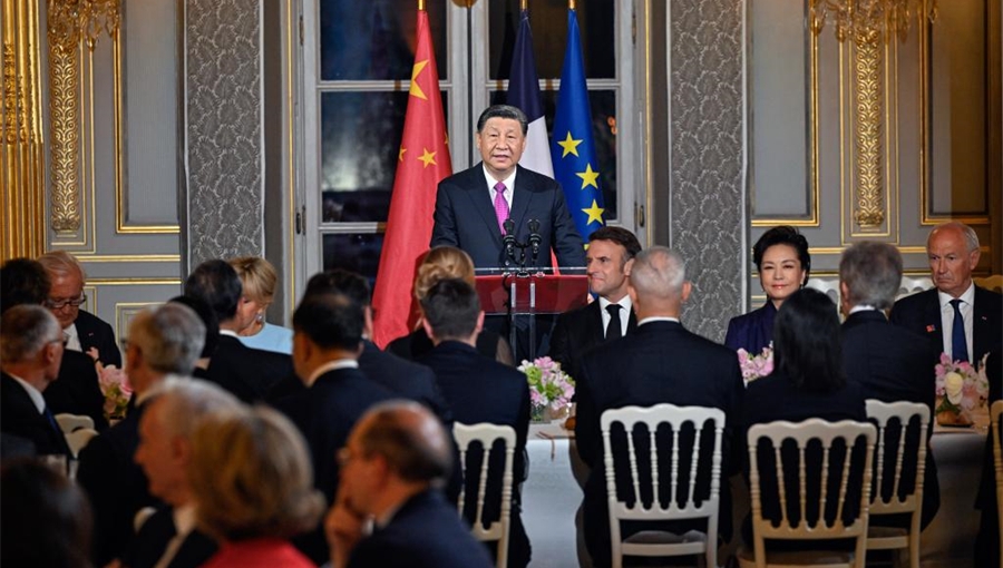 Xi attends welcome banquet held by Macron