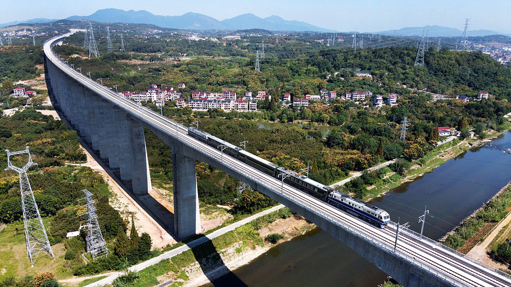 Xi calls for efforts to build modern infrastructure system