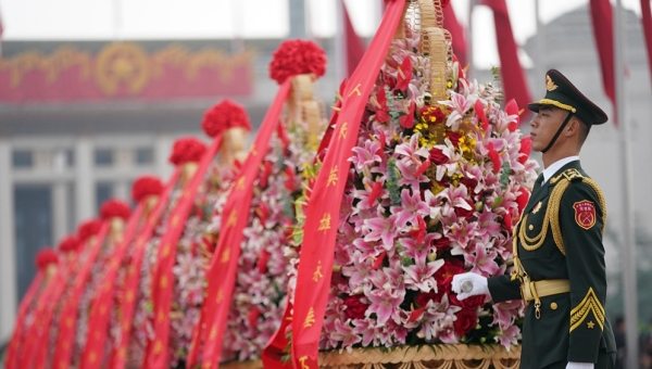 Xi pays tribute to national heroes in Tian'anmen Square