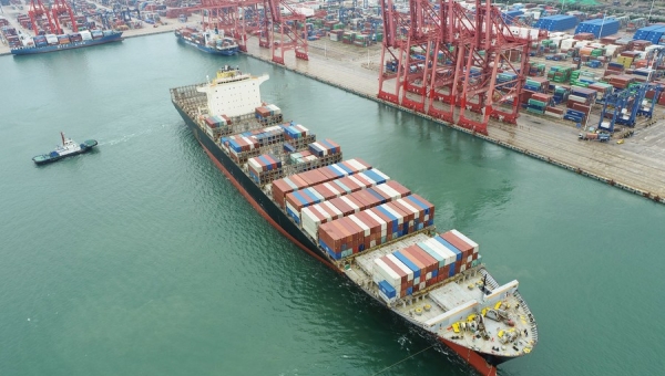 Busy container ports herald China's robust foreign trade