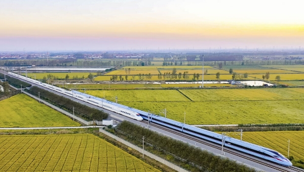 President Xi calls for advancing infrastructure development