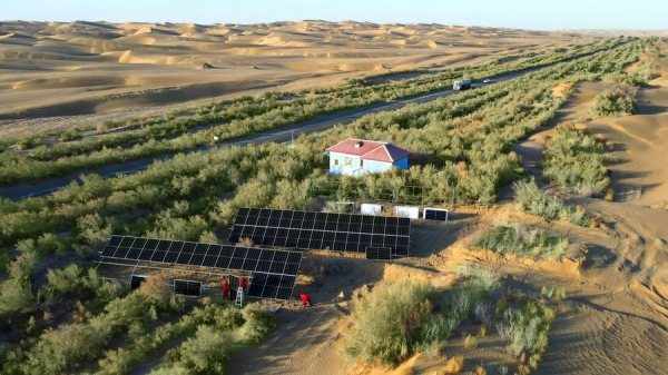 Zero-carbon road traverses China's largest desert