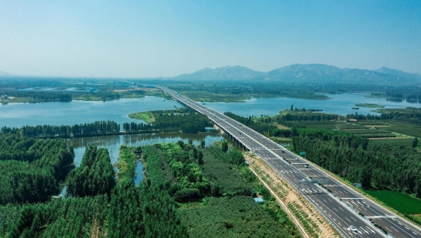 Smart expressway in China makes travel more convenient, faster, safer