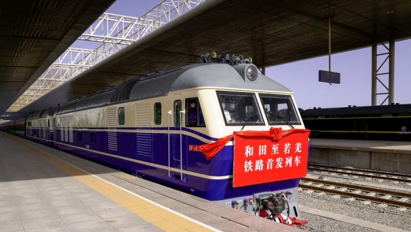 China inaugurates world's first desert rail loop in Xinjiang
