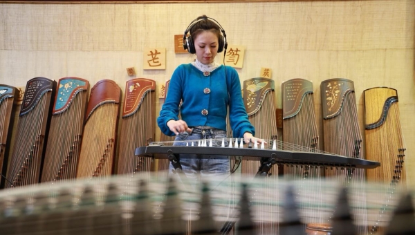 Technology drives development of Chinese string musical instrument in Yangzhou