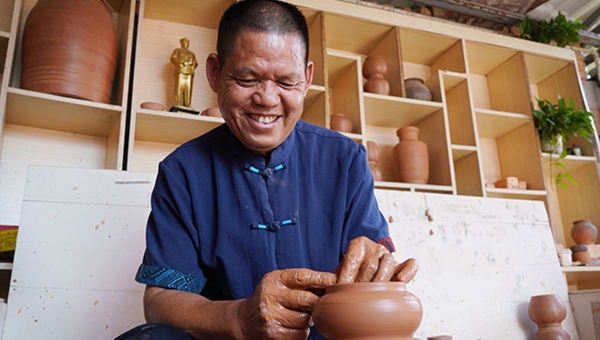 Prosperous red clay pottery industry boosts rural revitalization in S China's Guangxi