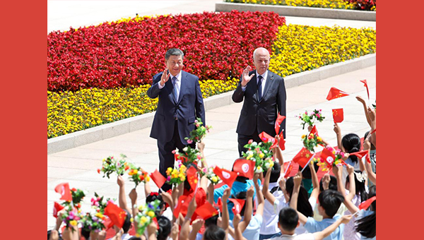 Xi holds talks with Tunisian president
