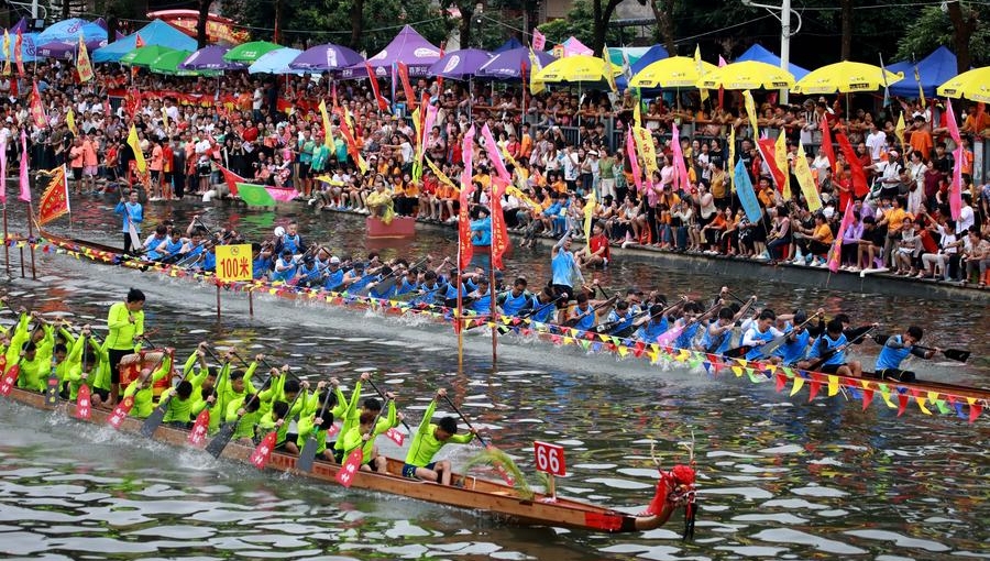 Traditional, modern customs merge during China's Dragon Boat Festival