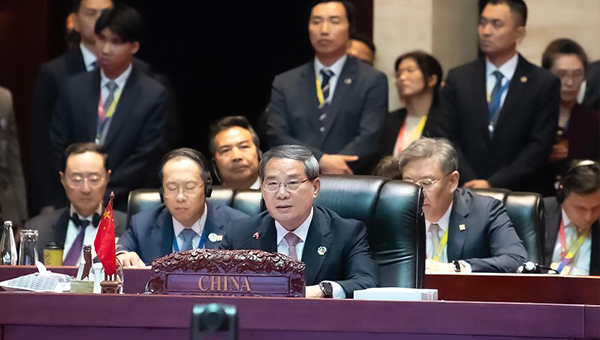 Chinese premier calls for building an Asia of peace, openness