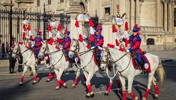 Xi attends welcome ceremony hosted by Peruvian President Boluarte