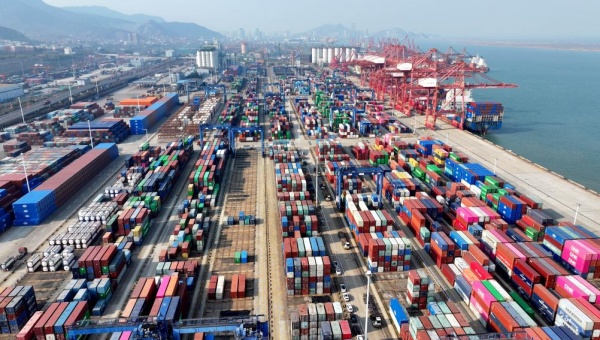 China's foreign trade shows steady growth in first 11 months