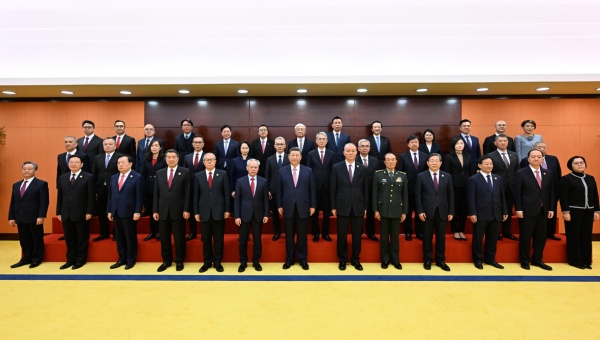 Xi meets new officials of Macao SAR's executive, legislative, judicial organs