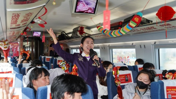 Railway staff showcase Anhui's intangible cultural heritages on train ahead of Spring Festival travel rush