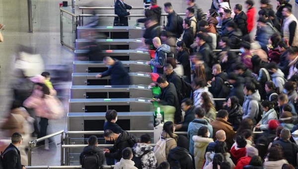 New records, shifting trends: China embraces world's largest annual human migration